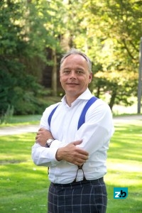 Hans Houtappels (50) is commercieel directeur van Storyhunter. Sinds 1990 is hij in verschillende functies werkzaam geweest in de auto-industrie, waaronder als mede-eigenaar/directeur van Peugeot en Ford autobedrijven in Weert en Roermond. Zijn passie is het creëren van interactie tussen mensen. Hij is getrouwd met Esther Houtappels-Piepers en samen hebben zij twee kinderen: Florian en Tobias.