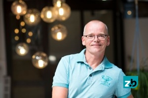 Peter Niessen (50) is geboren en getogen in Weert. Met partner Pierre startte hij vier jaar geleden Niessen Carcleaning. Inmiddels hebben zij vijf werknemers in dienst. Peter werkt sinds begin dit jaar bij Scandinavian Tobacco Group in Eersel. Samen zijn ze pleegvader van vijf kinderen waarvan er twee (16 en 17 jaar oud) nog thuis wonen. Daarnaast is hij bestuurslid bij Wokmuziektheater, voorzitter Pleegouderraad Rubicon Jeugdzorg, projectleider Schaapsdijk bij IVN, vrijwilliger bij COC Eindhoven en regio- en wijkcoördinator voor de Hartstichting.