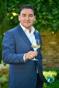 Ruud Heuvelmans (52) is geboren en getogen in Stramproy. Per 1 oktober werkt hij dertig jaar bij Wijnhandel Léon Colaris. Hij is getrouwd met Pauline en samen hebben zij drie kinderen: Josje, Jelle en Jop. Jop heeft ook een passie voor wijn, is eigenaar van de website www.winesolutions.nl en verzorgt wijnproeverijen. Koken, kaarten, reizen en natuurlijk wijn behoren tot zijn favoriete hobby’s. Favoriete wijn: Château La Tour de By; een prachtige Médoc die Colaris al ruim 40 jaar exclusief voor Nederland importeert. www.colaris.nl