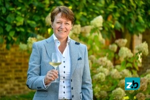 Ingrid Crijns-van Summeren (49) werd geboren in Den Bosch en woont in Nederweert. Sinds 1997 werkt ze bij Wijnhuis Weert. In 2014 nam ze het bedrijf over van haar vader Rien van Summeren. Rien is een bekende naam in de Nederlandse wijnwereld. Ingrid is getrouwd met Leon Crijns. Samen hebben ze drie kinderen: Youri, Tim en Sem. Haar hobby’s zijn basketballen, reizen en lezen. Favoriete wijn: Pipoli wit, Greco-Fiano www.wijnhuisweert-online.nl