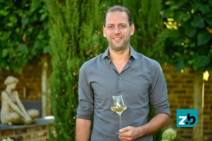 Alex Storms (33) is van geboorte Weertenaar en woont in Nederweert. Wijnkoperij Storms werd opgericht in 1895 en heeft vestigingen in Heythuysen en Nederweert. Alex is de vierde generatie. Op 1 januari 2017 neemt hij het familiebedrijf over van zijn vader, die het bedrijf groot heeft gemaakt. Alex heeft een relatie met Nettie Hagenaars en een zoon genaamd Alexander, die tien maanden oud is. Hobby’s: sporten, koken en reizen. Favoriete wijn: Ivan Dolac (2009) Plavac Mali. www.storms.nl