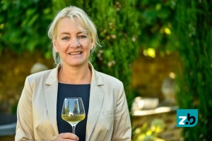 Anne-Carine van Grimbergen-Baudoin (51) woont in een boerderij in Weert, waar Wijnhuis Beaugrim ook gevestigd is. Haar geboorteplaats is Maarheeze. Ze vindt het belangrijk om de consument ook te laten proeven. Daarom geeft ze ook wijncursussen en organiseert ze masterclasses. Ze is getrouwd met Johan en samen hebben zij drie kinderen: Chantal, Meike en Sebastian. In haar vrije tijd is ze sportief bezig: hardlopen en paardrijden. Lezen, eten en reizen zijn andere hobby’s. Favoriete wijn: Herdade do Sobrosso Cellar Selection  www.beaugrim.nl
