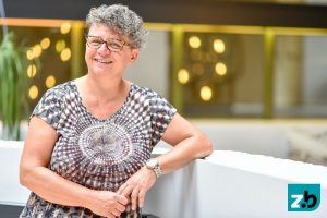 Francien Clout (50) werkt bij Punt Welzijn als senior medewerker vrijwilligers en mantelzorg. Ze is getrouwd met Sjaak en heeft twee zoons: Lars en Stef. Ze signaleert trends en zet nieuwe projecten op, zoals nu de Goedbezig Beursvloer. Als vrijwilliger van de sponsorcommissie bij voetbalclub FC Maasgouw weet ze uit eigen ervaring hoe moeilijk het is om sponsoren binnen te halen. In haar vrije tijd gaat ze graag zwemmen en fietsen. Ook filmen en fotografie vindt ze interessant.