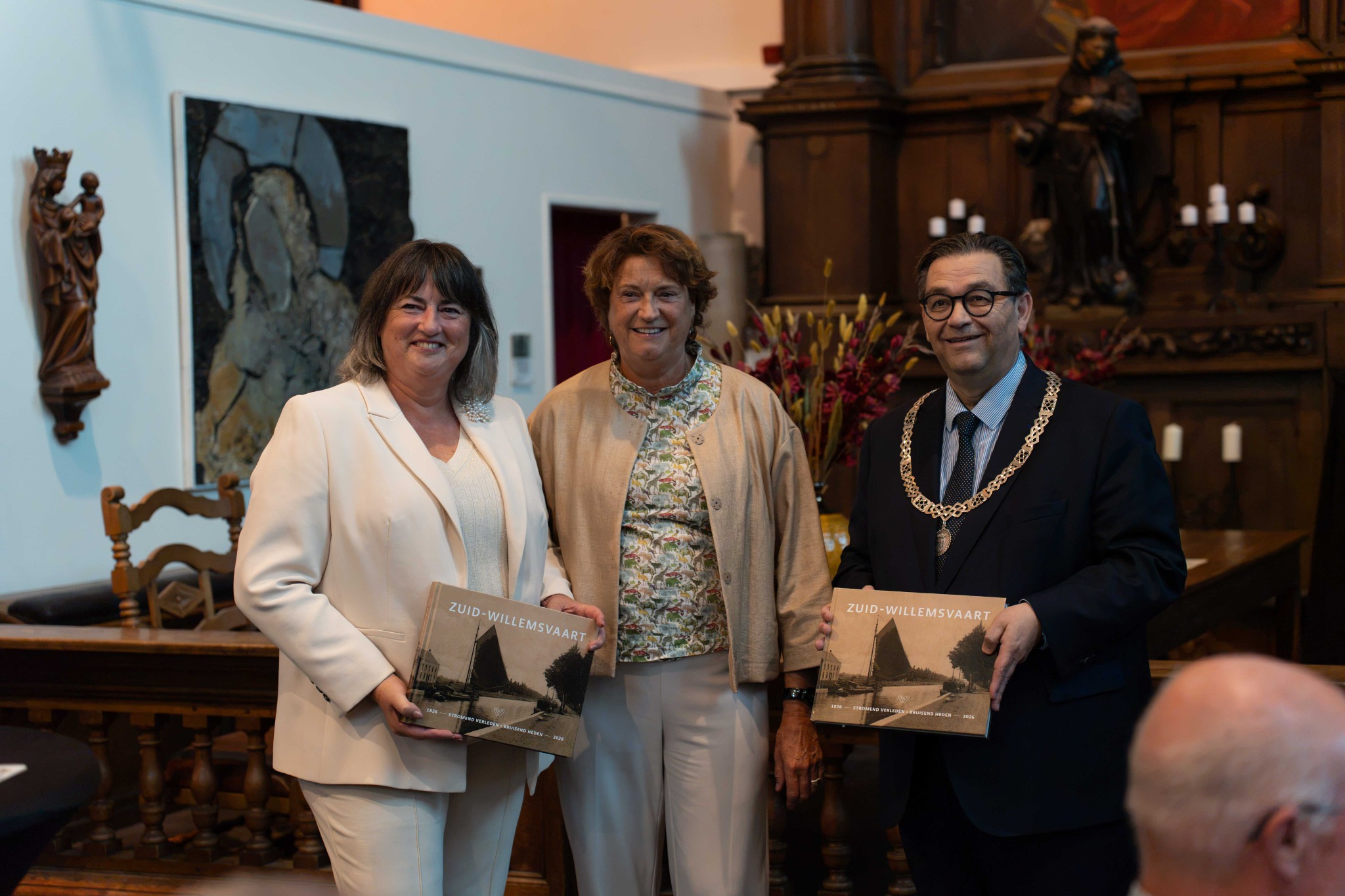 Drie personen bij de presentatie van het boek over de Zuid-Willemsvaart in de Paterskerk.