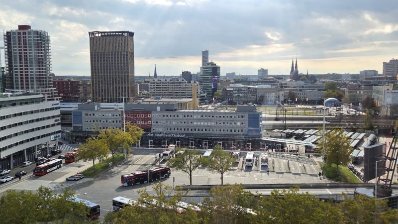 Eindhoven Centraal en het busstation, met de binnenstad op de achtergrond.