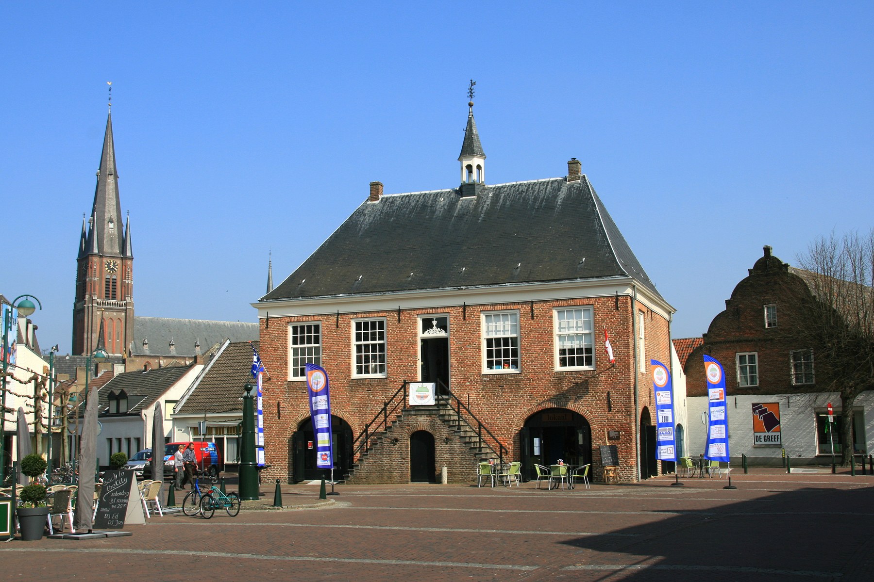 Het historische Schepenhuis aan de Markt in Budel.