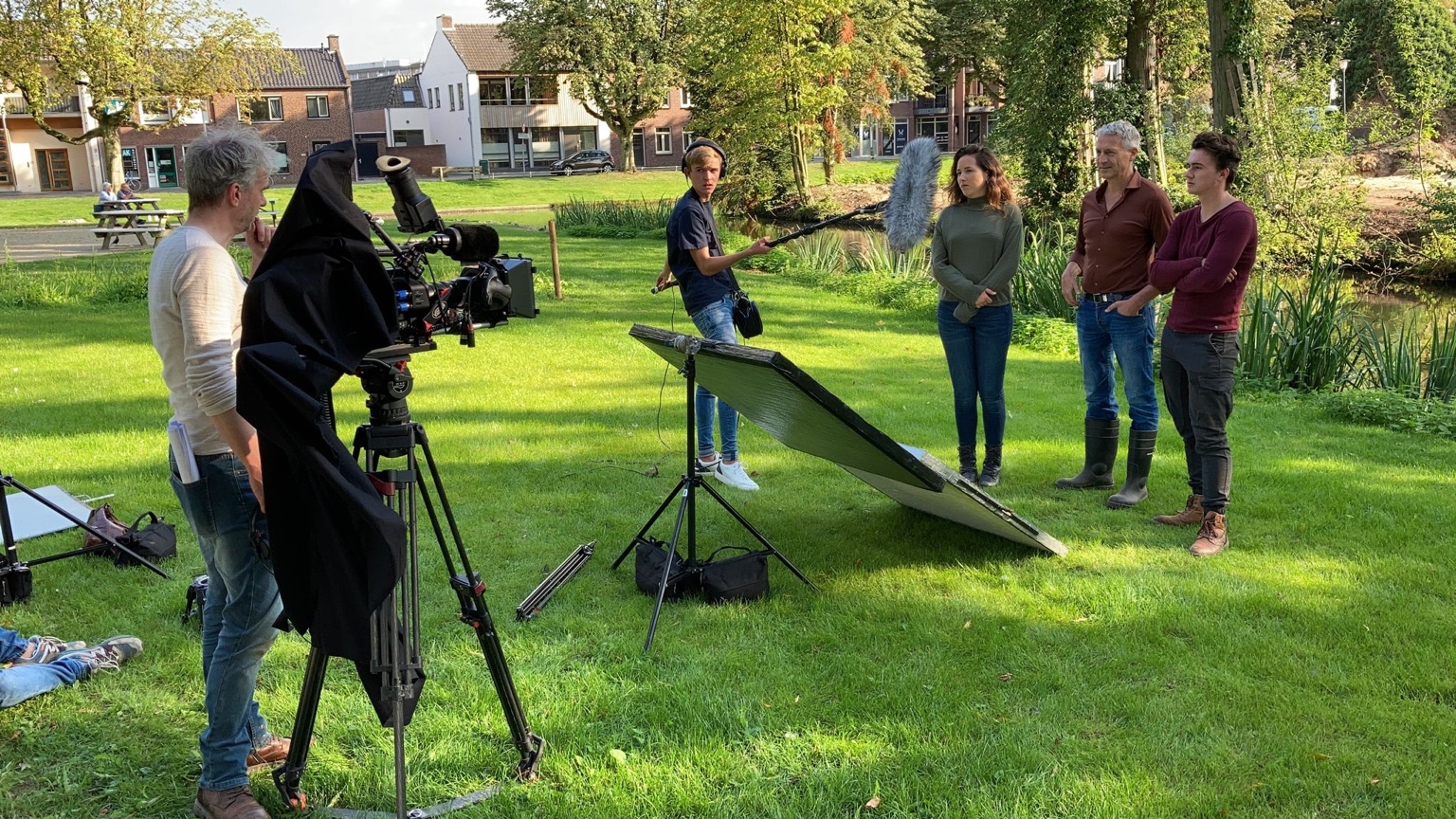 Filmploeg met camera en geluidsapparatuur tijdens opnamen bij Kasteel Nijenborgh in Weert.