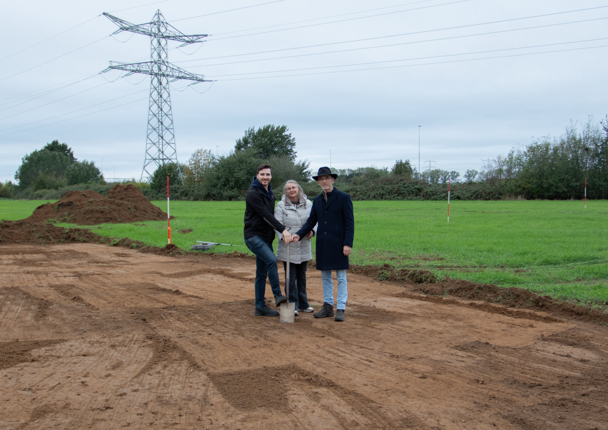 Giel van Neer, Lia van Neer en John van Neer met een schop op de nieuwe bedrijfskavel van MOOi!