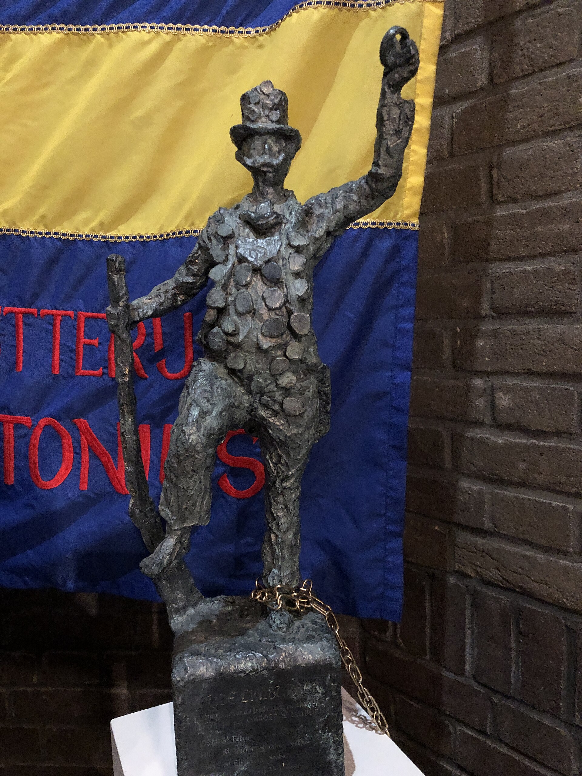 D’n Um, de wisseltrofee van het Oud Limburgs Schuttersfeest, in een museumvitrine.