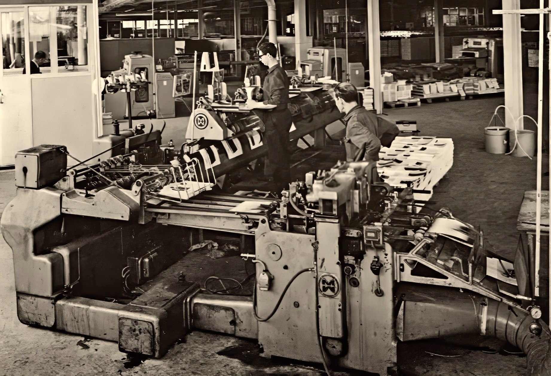 Medewerkers aan het werk bij machines in de binderij van Smeets
