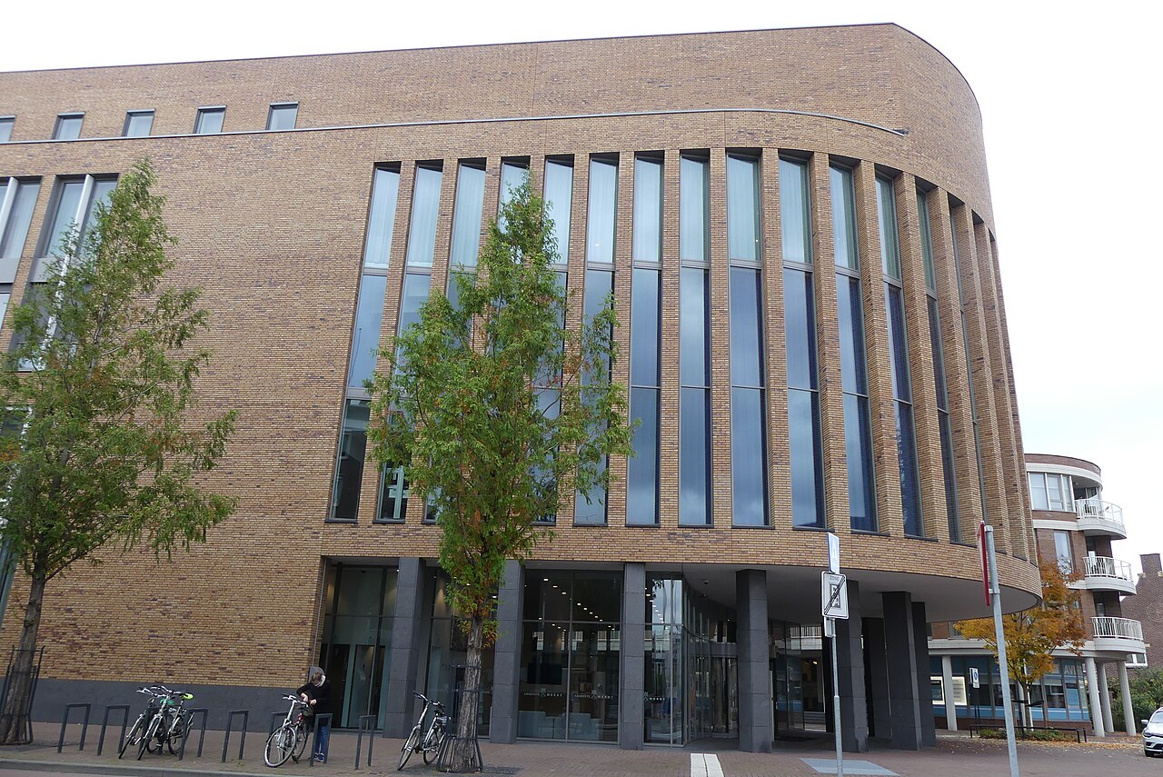 Gevel van het stadhuis van Weert aan de Wilhelminasingel.