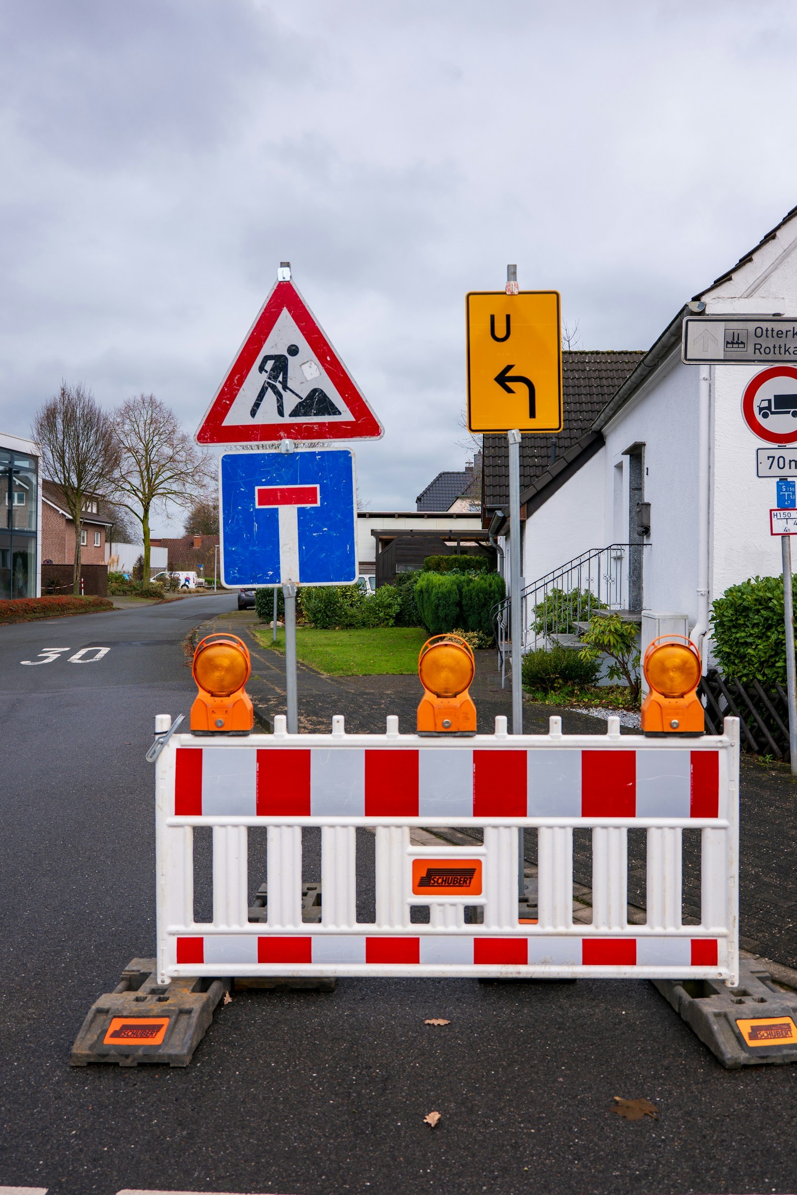 Wegafzetting en waarschuwingsborden bij werkzaamheden.