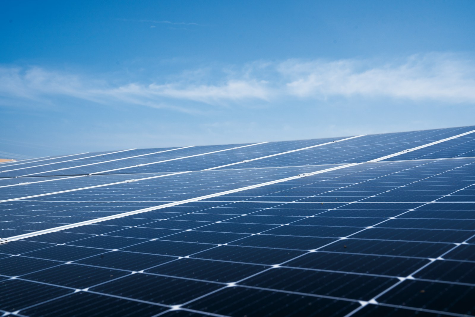Blauwe zonnepanelen op een dak.